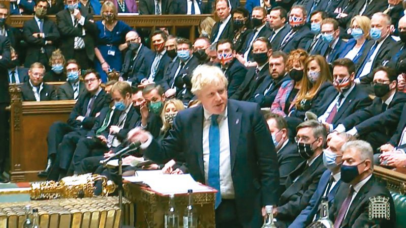 英國首相強生（中）廿六日在下議院答詢，質詢重點聚焦在他的「派對門」醜聞。（歐新社）
