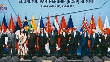 大陸鼓勵企業與RCEP國家用人民幣結算。圖為大陸國務院總理李克強（左七）於2018年出席第二次RCEP領導人會議。 新華社