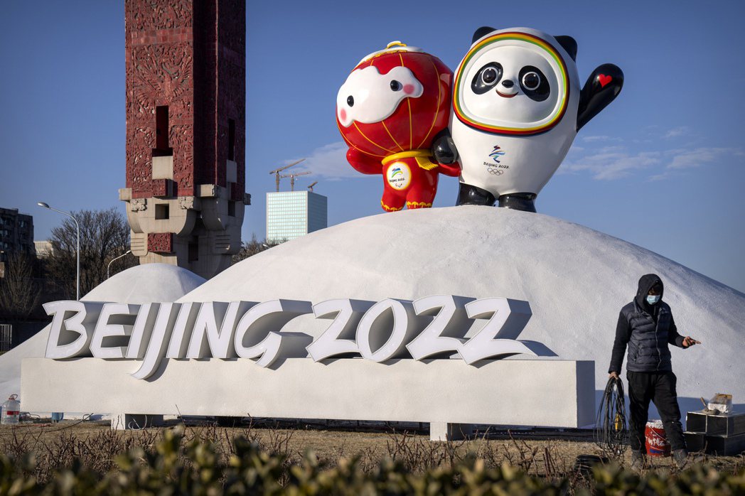 圖為2022年冬季奧運吉祥物「冰墩墩」、冬季帕運吉祥物「雪容融」。 圖／美聯社