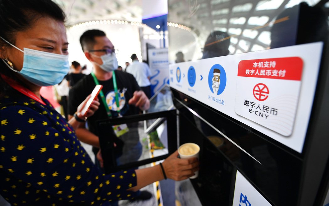在中國國際消費品博覽會上，多家銀行推出數位人民幣體驗活動專區。圖為參會者在體驗數位人民幣咖啡機。 圖／新華社