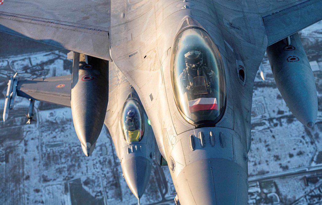 圖為1月26日，比利時與波蘭空軍的F-16，飛至立陶宛上空負責北約波羅的海防禦任...