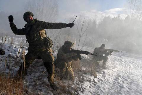 烏克蘭武裝部隊後備軍地方防衛部隊去年耶誕節在首都基輔附近進行軍事演習。 圖／法新社