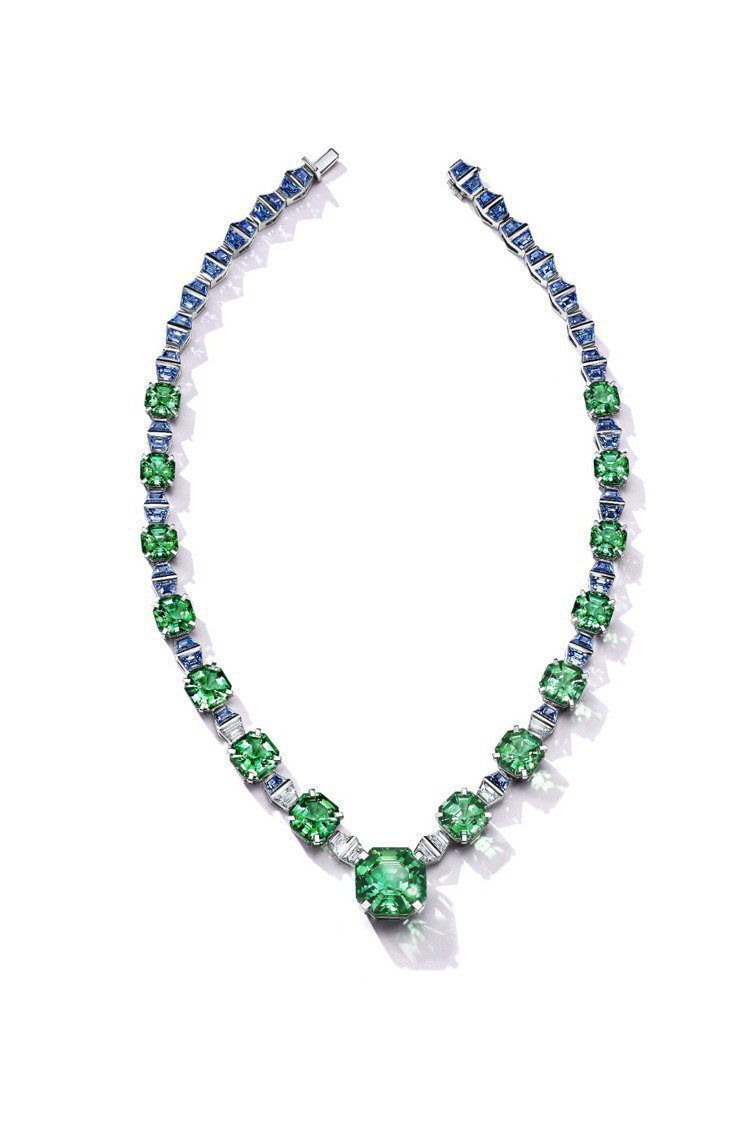 「迷離夜蘇活」紐約首映，安雅泰勒喬伊配戴2021 Blue Book系列高級珠寶項鍊，鉑金鑲嵌逾77克拉綠色碧璽、藍寶石、與鑽石。圖／Tiffany提供