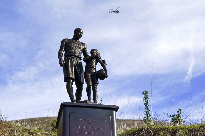 傳奇球星布萊恩（Kobe Bryant）與女兒雕像豎立事故地點。 美聯社。