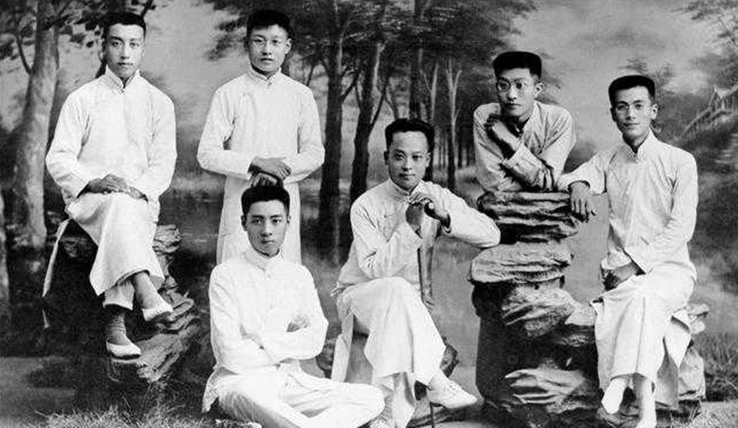 1913年，周恩來考入天津南開學校（今南開中學），圖前排坐地上者就是周恩來。 圖...