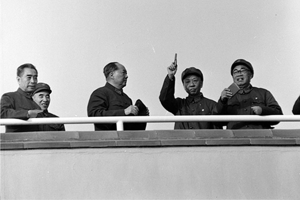 1966年9月15日，劉少奇、周恩來、毛澤東、林彪、朱德在天安門城樓上接見紅衛兵...