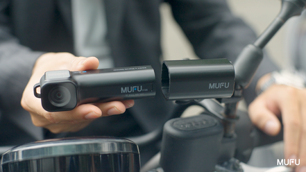 MUFU機車行車記錄器V10S國民機，最神的感應式開關機設計「即插即錄」。台灣微米科技股份有限公司/提供