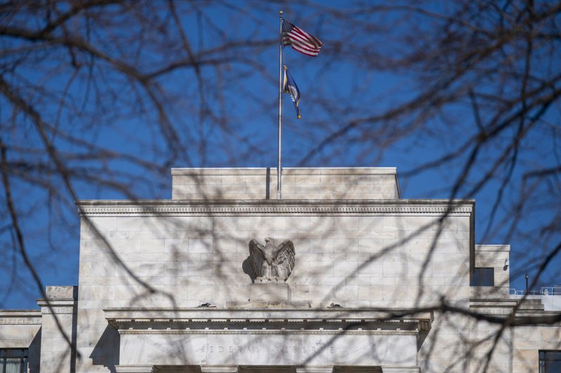 美國聯邦公開市場委員會（FOMC）會議一致同意，維持政策利率聯邦基金利率的目標區間在0%-0.25%不變。美聯儲聲明，很快就會適當地提高聯邦基金利率，並將在升息後，開始縮減資產負債表。歐新社