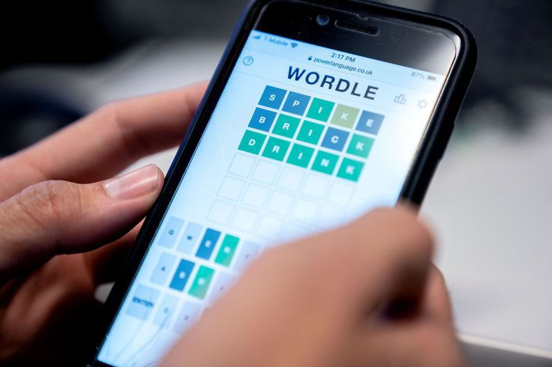 網路遊戲Wordle近期在全球颳起「每日一字」旋風，推特26日將一個機器人帳號停權，原因是該帳號在有關Wordle猜題情況的推文下方洩露隔天的猜字謎底，破壞玩家興致。 法新社