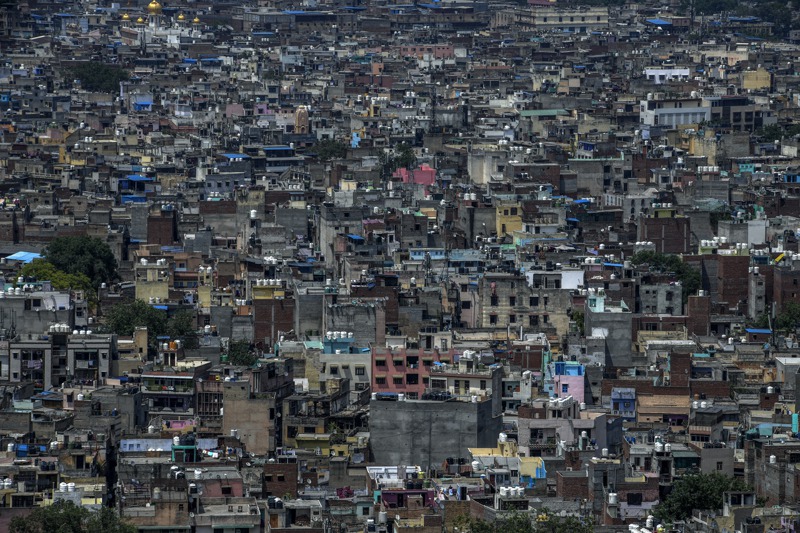 德里周遭城市與地區不斷擴大，目前並無權威的人口統計數據，粗估人數介於3000萬到6000萬，圖為去年5月8日德里的空拍圖。取自紐約時報