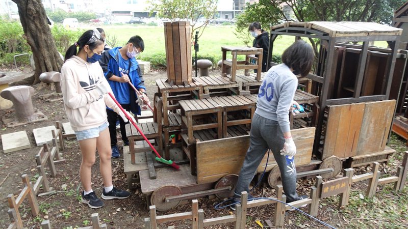 台南市東區大同國小師生結合設計師，用廢棄課桌椅打造火車裝置藝術。圖／大同國小提供