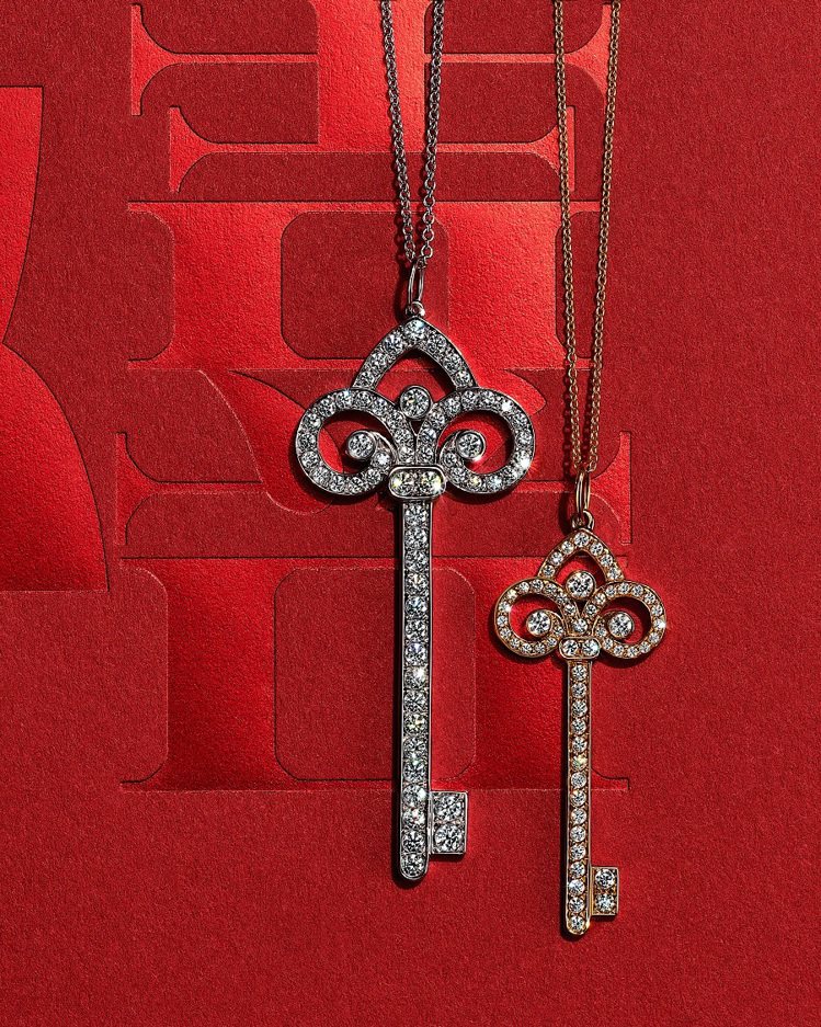 Tiffany Keys系列鳶尾花造型鉑金鑲嵌鑽石鍊墜，30萬1,000元；18...