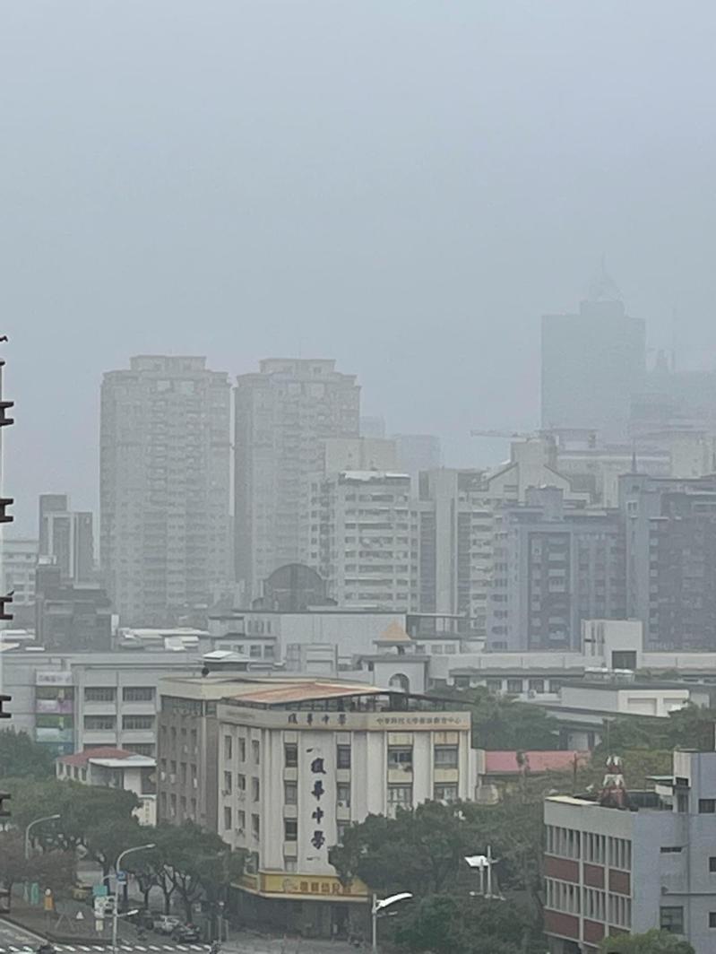 中央氣象局今早針對高雄發布濃霧特報能見度差，高雄市戶外空氣品質指標AQI為橘色提醒到紅色警示。記者徐如宜／攝影