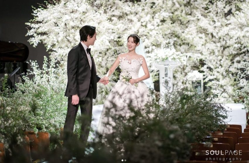 朴信惠秀出與老公崔泰俊的婚禮甜蜜照。圖／摘自IG