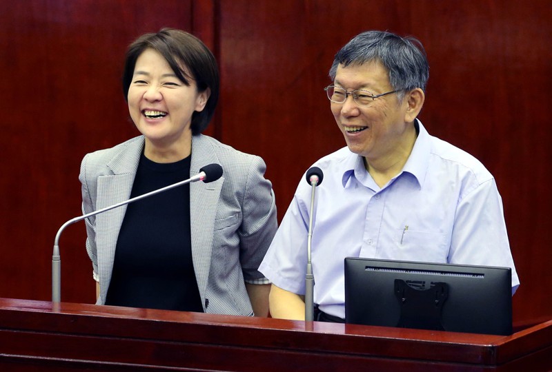 台北市長年底選戰，外界觀察黃珊珊（左）能否以柯文哲（右）接班人姿態，出馬為民眾黨保住政權的關鍵指標。圖／聯合報系資料照片
