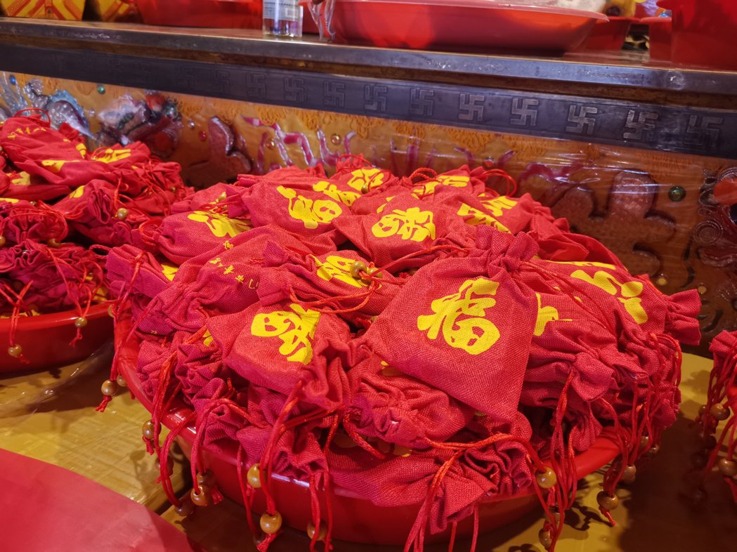 這1萬5,000個平安福袋將於近日送至台灣各地保生大帝宮廟。（取自《東南網》）