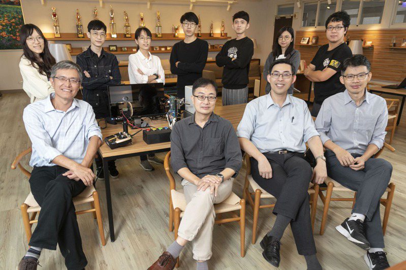 清華大學跨生科及電機領域組成仿生視覺研究團隊。清大／提供