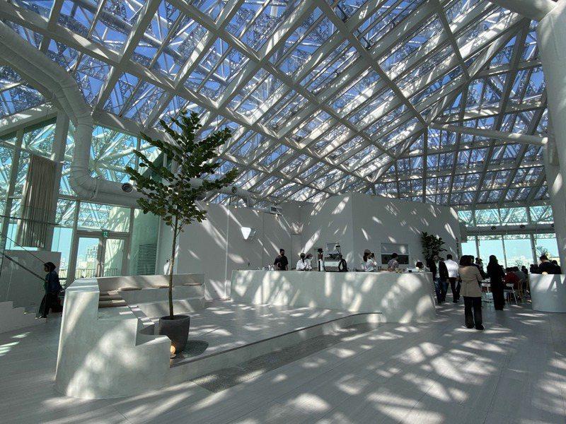 台南市美術2館5樓的「南美春室The POOL」，今天開幕，以「天空公園」為概念。記者修瑞瑩／攝影