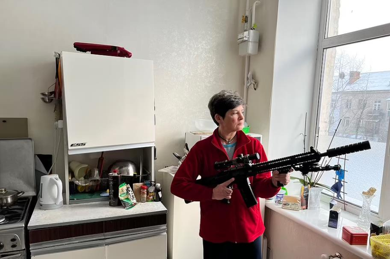 俄羅斯在烏克蘭邊境集結大量軍隊、兩國戰火一觸即發，不過一名3個孩子的母親決心自救，還亮出自己購買的步槍，希望在危急時刻能保護首都基輔與家人。截自推特
