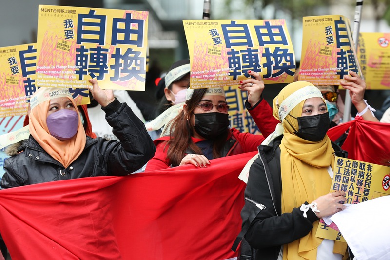 台灣移工團體已經連續多年舉辦遊行，訴求都鎖定開放移工自由轉換雇主。圖為2022年1月16日的移工大遊行。圖／聯合報系資料照片