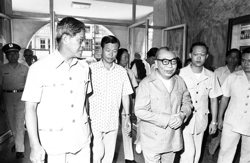 前總統李登輝（左一）身體力行，往往自稱自己是「蔣經國學校」的學生，左三圍為蔣經國。圖／聯合報系資料照片