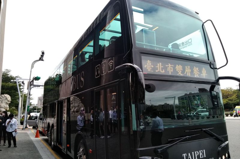 本土疫情升溫，交通部宣布1月23日起大眾運輸運具內禁止飲食，台北市雙層觀光餐車被迫暫停營運。圖／聯合報系資料照片
