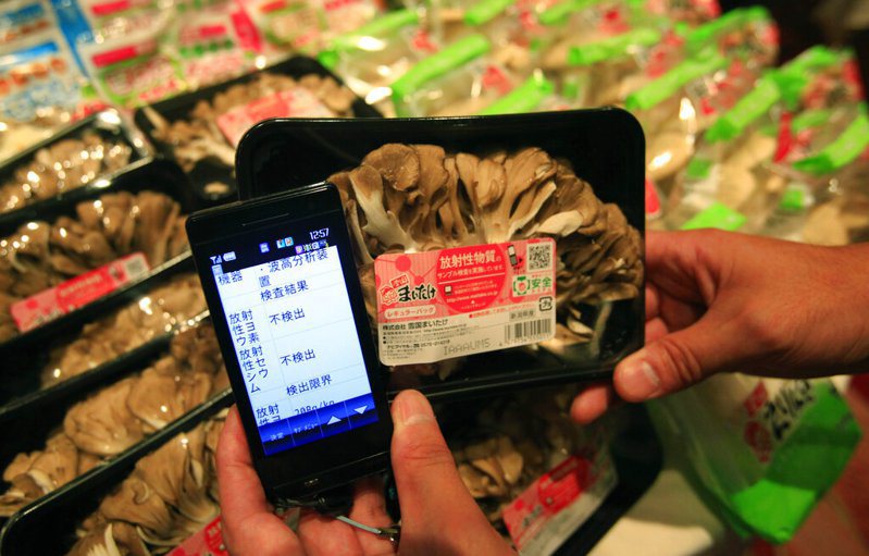 2011年福島第一核電廠事故發生後，東京某超市的水產品包裝上有QR CODE，掃瞄後可以看到放射性物質報告。美聯社
