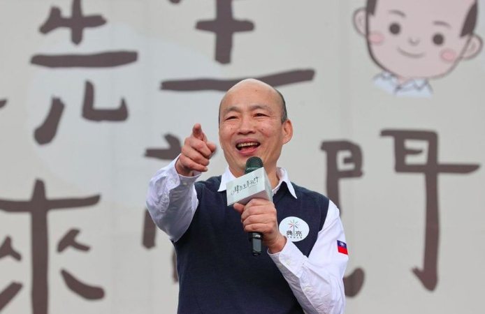 高雄市前市長韓國瑜在本月初在台北大安森林公園舉辦「韓先生來敲門」新書見面會，吸引各地支持民眾排隊、參與。報系資料照