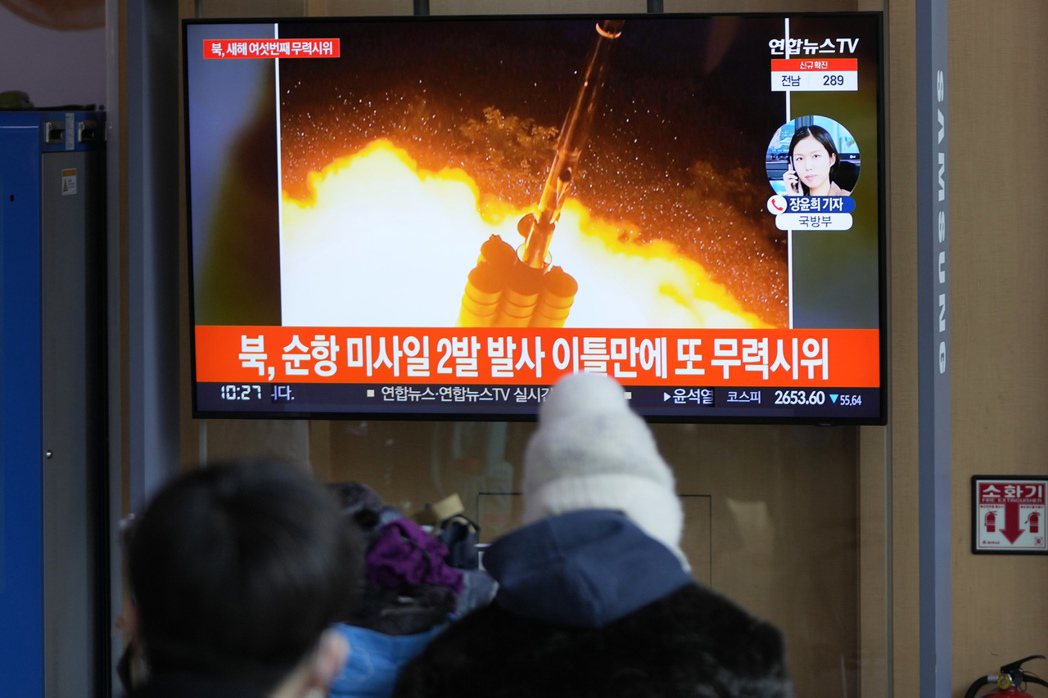 首爾車站27日播出北韓試射飛彈的報導。美聯社