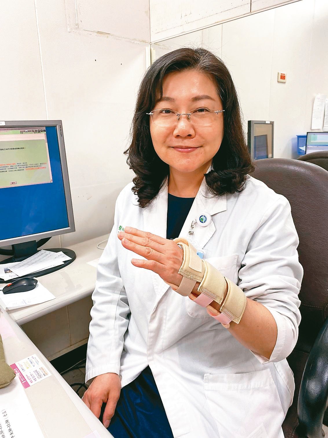 中國醫藥大學附設醫院復健部主任林千琳最近手很麻，戴上了腕隧道症候群患者使用的豎腕副木。記者趙容萱／攝影