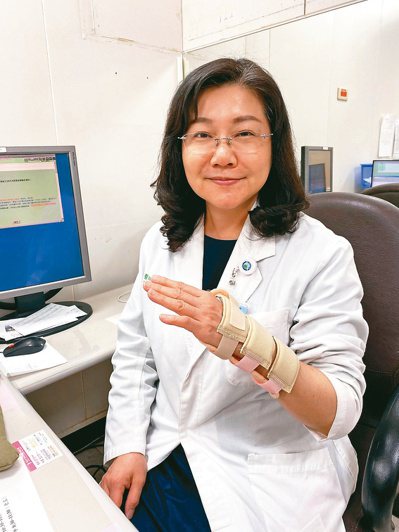 中國醫藥大學附設醫院復健部主任林千琳最近手很麻，戴上了腕隧道症候群患者使用的豎腕副木。記者趙容萱／攝影