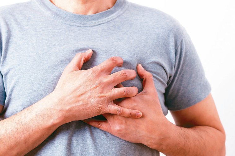 心肌梗塞和胃食道逆流表現的症狀相似，但危險程度及治療方式大不相同。圖／123RF