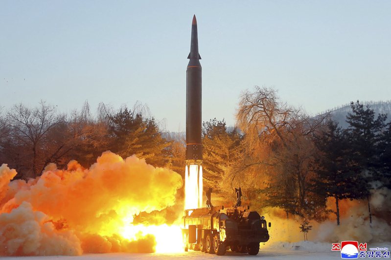 北韓廿七日再度試射兩枚彈道飛彈，圖為本月五日北韓宣稱試射極音速飛彈成功。（美聯社）