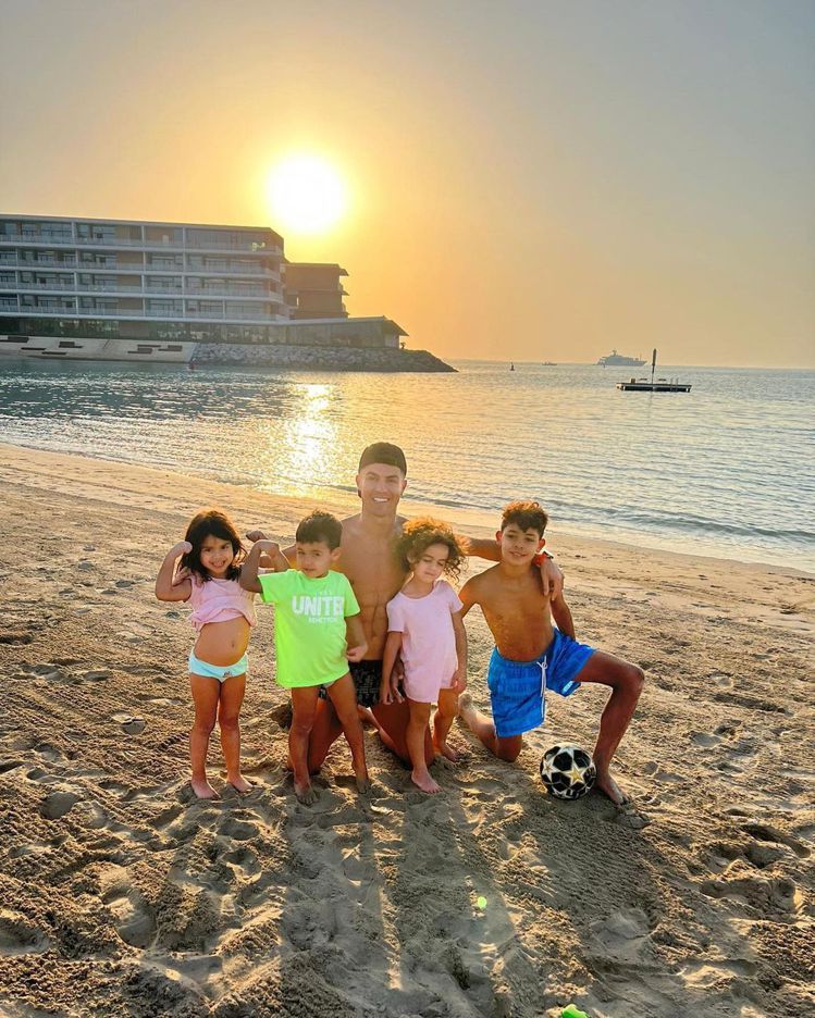 C羅和孩子們在杜拜盡情享受沙灘與陽光。圖／取自IG