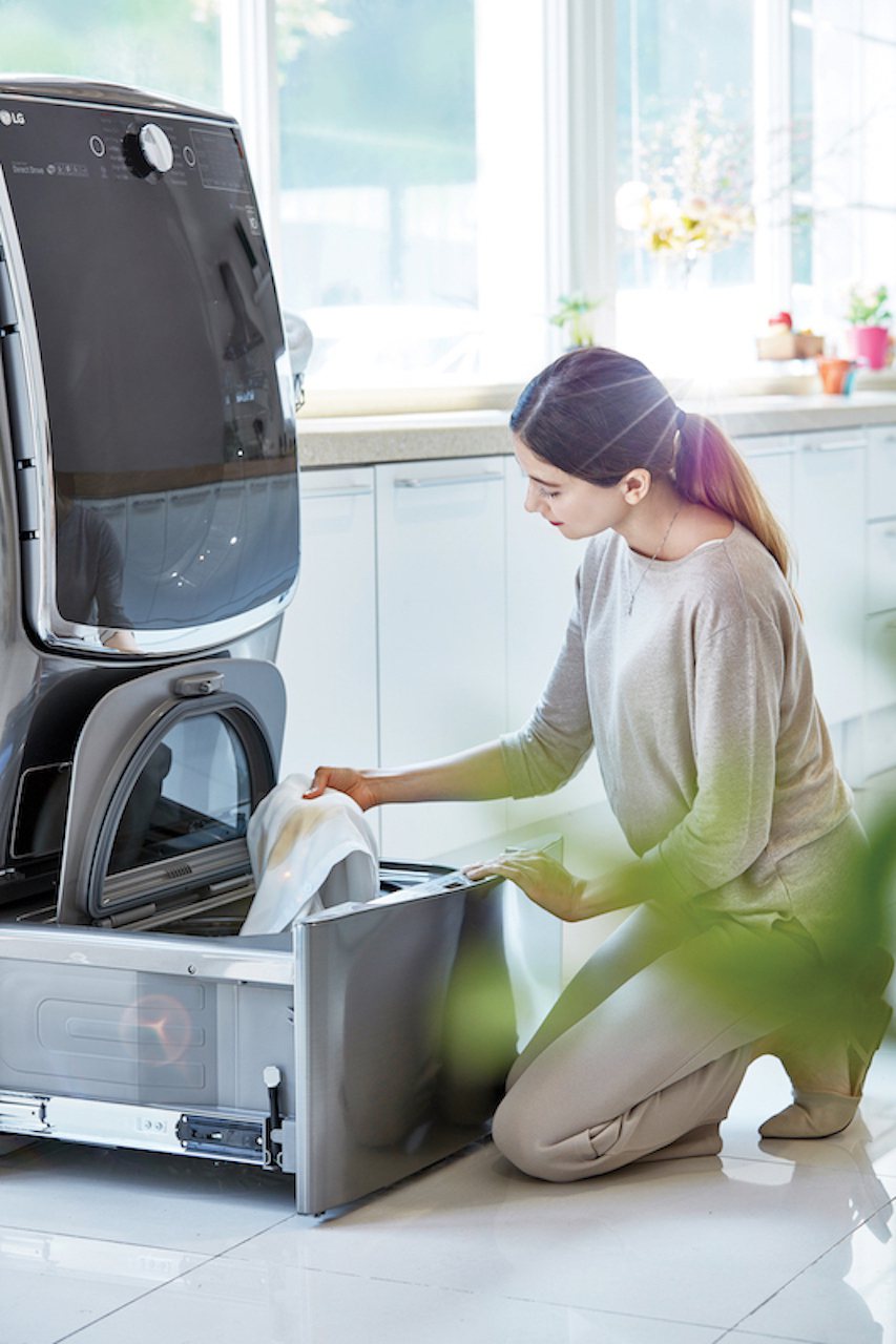 TWINWash™ 雙能洗洗衣機能夠把衣物分開同時洗，節能省時間省空間。 圖／L...