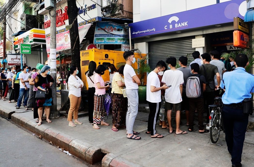 2021年2月1日，緬甸民眾在仰光一家關閉的銀行門口排隊，想用自動取款機領出存款...