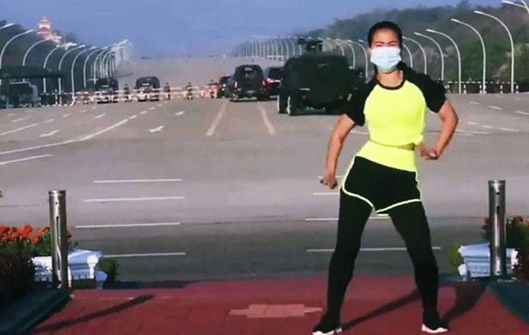 緬甸2月1日政變當天，一名在首都國會大樓路口周邊拍攝有氧體操影片的體育老師Khi...
