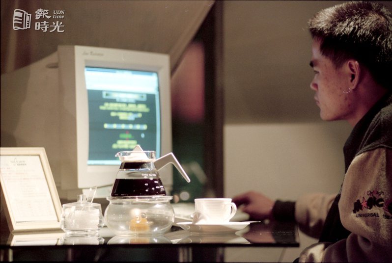 業者將飲食和電腦網路結合在一起所成立的網路咖啡屋。　日期：1996/4/10．攝影：徐世經．來源：聯合報
