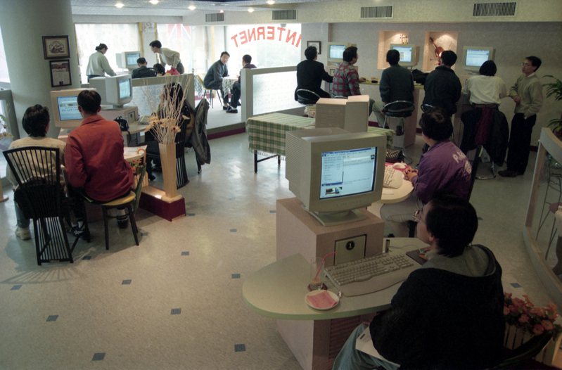 結合咖啡店及網路電腦服務的網路電子咖啡屋，分別在台北、台中成立類似店面。　日期：1996/1/27．攝影：徐世經．來源：聯合報