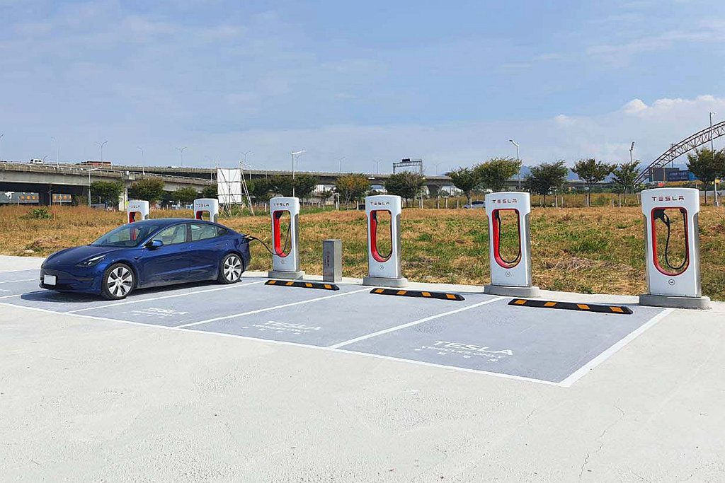 特斯拉去年底正式達成全台40座超級充電站的里程碑，今年則已分別開放「臺南 永康愛買」與擴建「嘉義 太保」兩座站點。 圖／Tesla提供