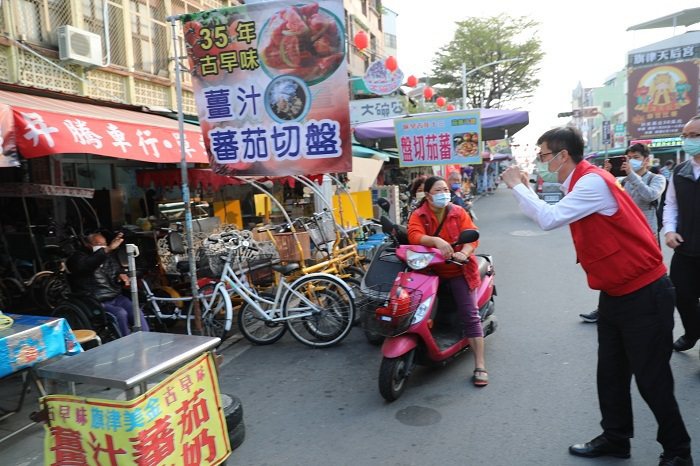 市長陳其邁（左一）26日下午走訪旗后商圈，向業者及民眾說明加嚴防疫作法，並感謝大...
