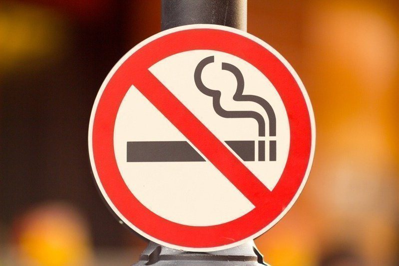 馬來西亞政府計劃，將提案禁止銷售香菸及菸草產品給2005年後出生的人，這意味著現年17歲的大馬青年，明年年滿18歲法定買菸年齡時，可能已終生不得買菸。示意圖／Ingimage
