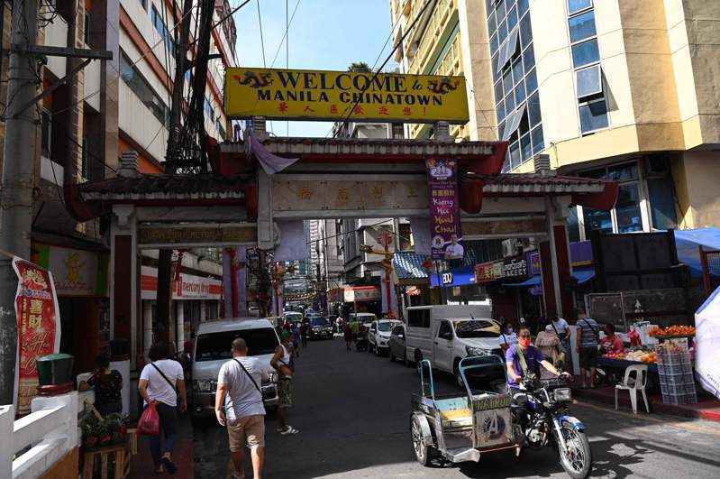 菲律賓關閉國界近2年後，今天宣布2月10日起重新開放大多數國家已完整接種疫苗的觀光客入境，圖為首都馬尼拉的中國城。 法新社