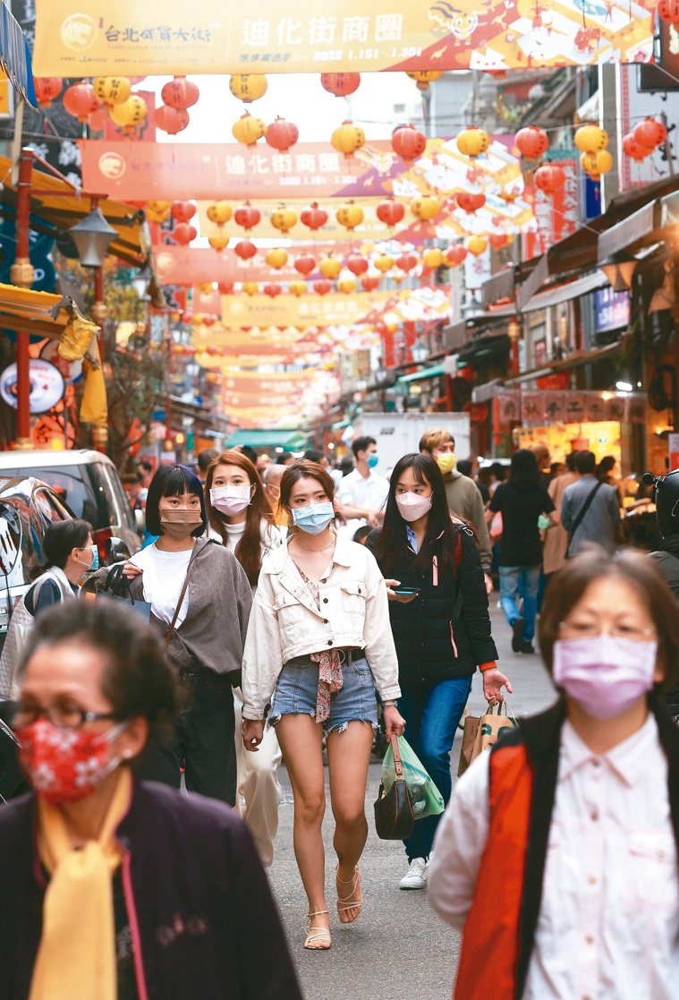疫情下的年味 年關將近，但受疫情影響，台北迪化街不若以往滿滿人潮，店家表示因為擺...