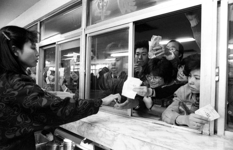 1986年1月28日，台北市監理處一早湧入2000多名汽機車駕駛趕換新照，大家擠在窗口換駕照，場面混亂。圖／聯合報系資料照片