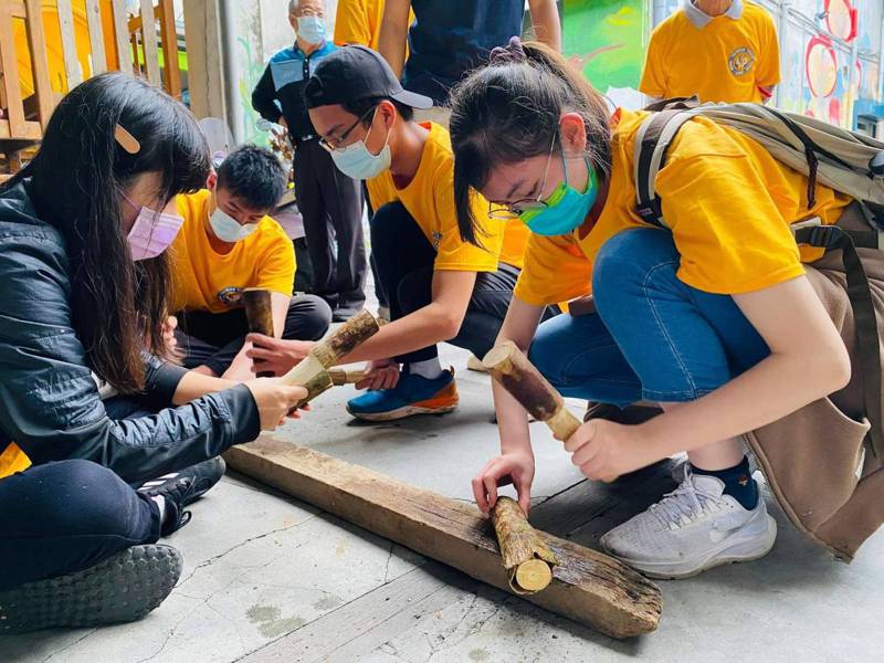台灣科技大學建築系到關山鎮首辦高中營，由老師帶領學生在小鎮與社區居民相互彼此學習成長。圖／讀者提供