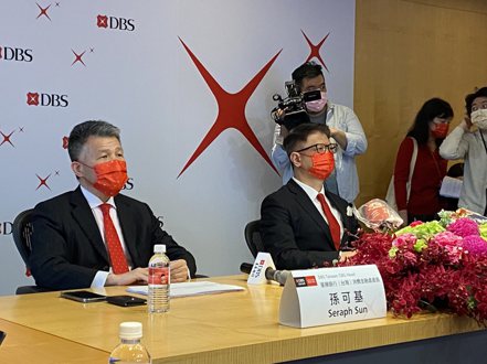星展台灣總經理林鑫川(右)今日上午在記者會上身影。記者陳怡慈/攝影
