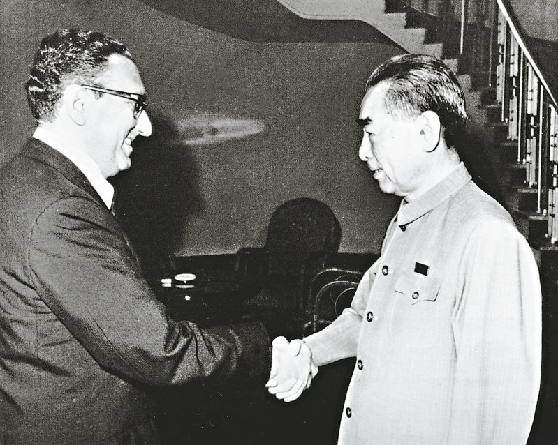 根據美國國務院解密檔案，1971年10月21日，季辛吉（左）與中共總理周恩來（右）在北京展開會談，絕大多數時間都在討論台灣問題。美聯社