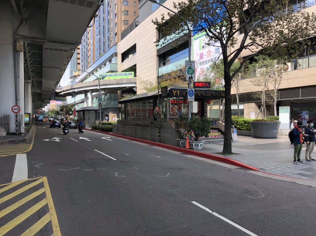 台北轉運站已經裝置違規停車科技執法設備，預計3月起正式取締違規停車和並排停車。圖...