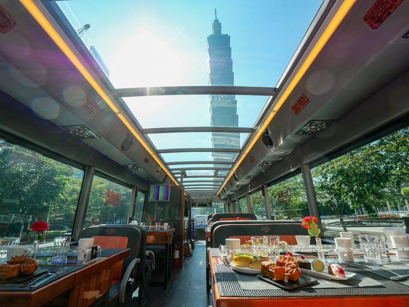 雙層觀光餐車的營業特性其實不是「車」，而是「餐廳」，民眾購票想體驗的是邊用餐邊欣賞城市景色。圖／Klook提供
